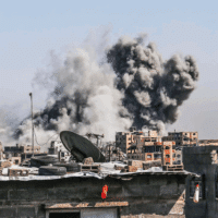 SMOKE RISES OVER RESIDENTIAL BUILDINGS FOLLOWING AN ISRAELI AIRSTRIKE ON THE TUFFAH NEIGHBORHOOD IN THE EASTERN PART OF GAZA CITY, MAY 9, 2025. (PHOTO: OMAR ASHTAWY/APA IMAGES)